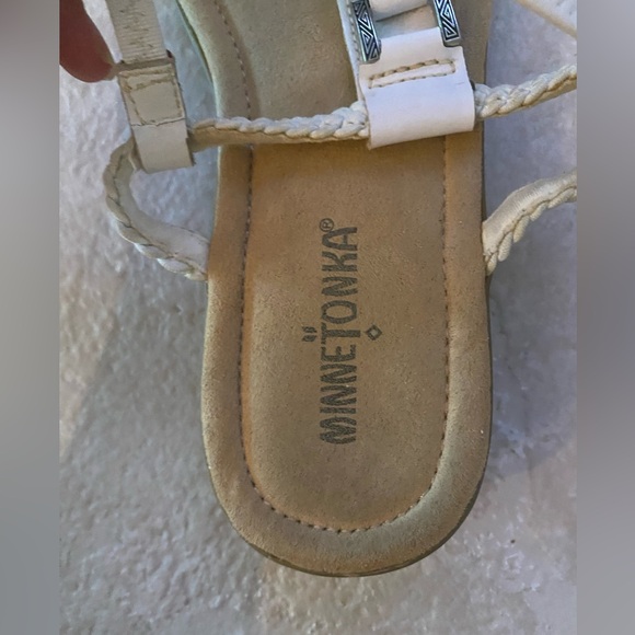 Women’s Size 6.5 Minnetonka White Strappy Sandals - Picture 6 of 11